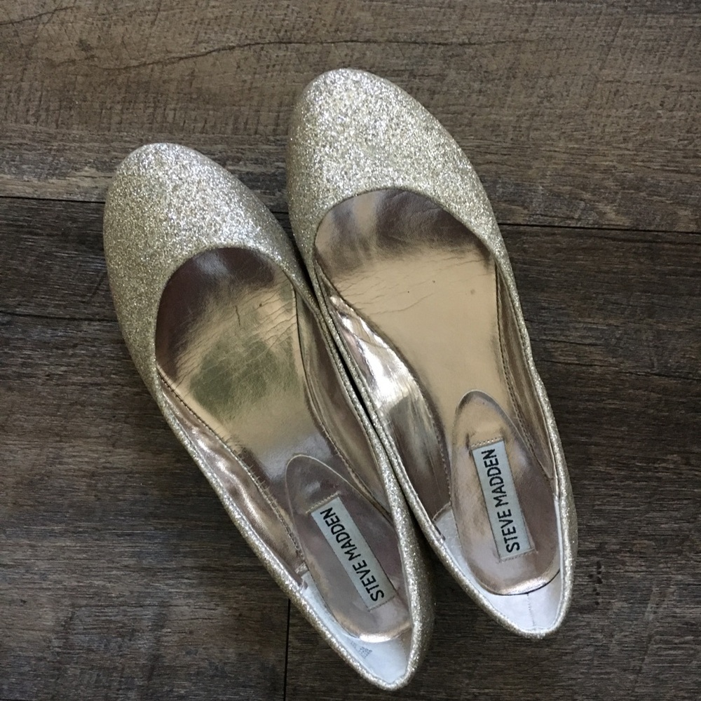 Gold, sparkly ballet flats ✨